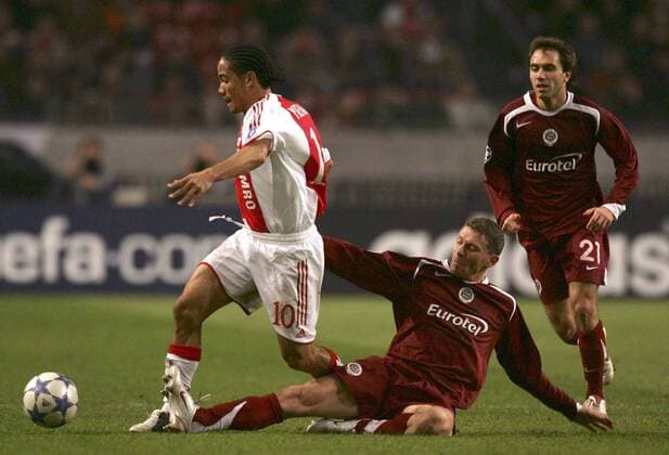Steven Pienaar (Ajax, li.) gegen Martin Hasek (Mitte) und Tomas Polacek (beide Sparta Prag) Fußball EC 1 Herren Champions League 2005 2006, Ajax Amsterdam - AC Sparta Prag 2:1 Gruppe Amsterdam Dynamik,