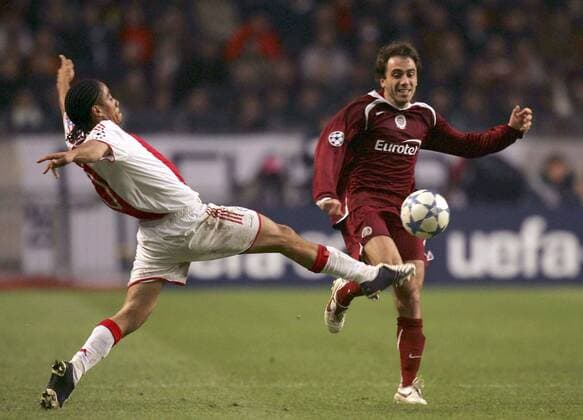 Steven Pienaar (Ajax, li.) gegen Tomas Polacek (Sparta Prag) Fußball EC 1 Herren Champions League 2005 2006, Ajax Amsterdam - AC Sparta Prag 2:1 Gruppe Amsterdam Dynamik,