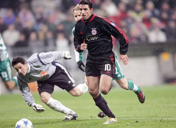 Roy Makaay (Bayern, re.) zieht vorbei an Torwart Helge Payer (Rapid Wien) Fußball EC 1 Herren Champions League 2005 2006, FC Bayern München - SK Rapid Wien 4:0 Gruppe München Dynamik,