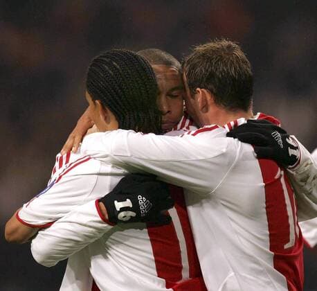 Torjubel Ajax, vorn v. li.: Steven Pienaar, Nigel de Jong und Wesley Sneijder Fußball EC 1 Herren Champions League 2005 2006, Ajax Amsterdam, Eredivisie, Ehrendivision, Gruppe Amsterdam Freude,