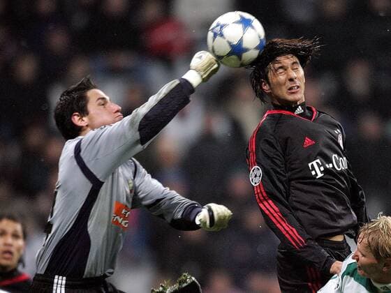 Claudio Pizarro (Bayern, re.) gegen Torwart Helge Payer (Rapid Wien) Fußball EC 1 Herren Champions League 2005 2006, FC Bayern München - SK Rapid Wien 4:0 Gruppe München Abwehr, Dynamik,