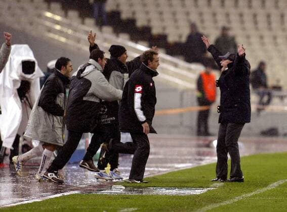 Schlussjubel Udine, re. Trainer Serse Cosmi -  Fußball EC 1 Herren Champions League 2005 2006, Udinese Calcio Gruppe Athen Freude, Begeisterung,