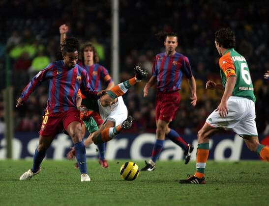 Im Zweikampf mit Ronaldinho (FC Barcelona, li.) kommt ein Bremer zu Fall, re. Frank Baumann (Bremen) -  Fußball EC 1 Herren Champions League 2005 2006, Barca - SV Werder Bremen 3:1 Gruppe Barcelona Dynamik, Kampf,