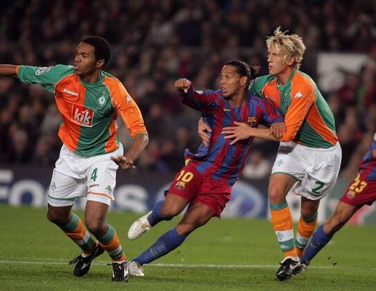 Ronaldinho (FC Barcelona, Mitte) gegen Frank Fahrenhorst (re.) und Naldo (beide Bremen) -  Fußball EC 1 Herren Champions League 2005 2006, Barca - SV Werder Bremen 3:1 Gruppe Barcelona Dynamik,