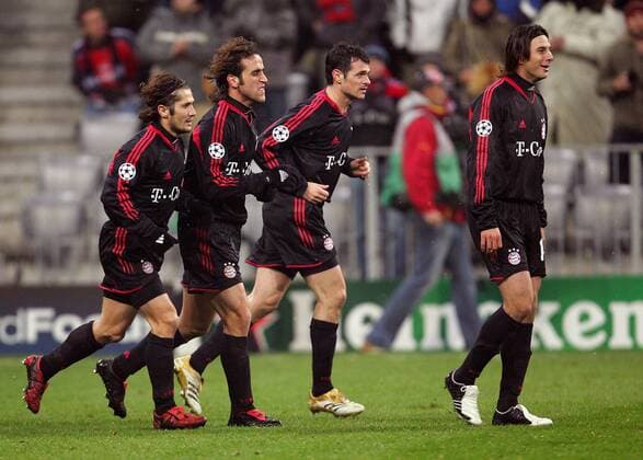 Im Gleichschritt - v.li.: Bixente Lizarazu, Ali Karimi, Willy Sagnol und Claudio Pizarro (alle Bayern) Fußball EC 1 Herren Champions League 2005 2006, FC Bayern München Gruppe München