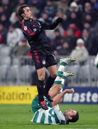 Ali Karimi (Bayern) gegen den am Boden liegenden Jozef Valachovic (Rapid Wien) Fußball EC 1 Herren Champions League 2005 2006, FC Bayern München - SK Rapid Wien 4:0 Gruppe München