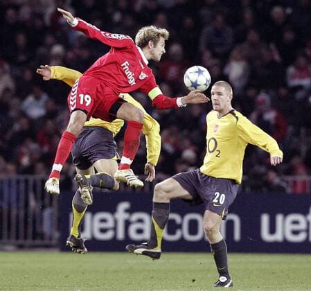 Silvan Aegerter (Thun, li.) gegen Philippe Senderos (Arsenal) Fußball EC 1 Herren Champions League 2005 2006, FC Thun - Arsenal FC London 0:1 Gruppe Bern Kampf, Dynamik,