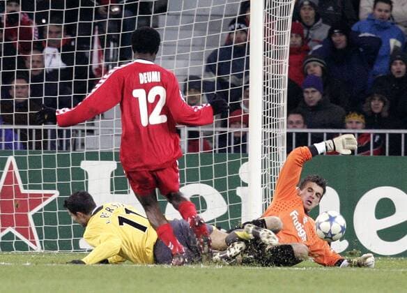Armand Deumi (Mitte, Thun) bringt Robin van Persie (Arsenal, li.) zu Fall, mitbeteiligt ist Torwart Eldin Jakupovic (Thun) Fußball EC 1 Herren Champions League 2005 2006, FC Thun - Arsenal FC London 0:1 Gruppe Bern Dynamik, Kampf,