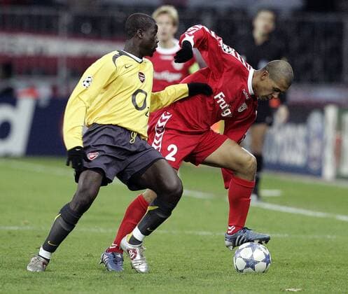 Vieira Leandro (Thun, re.) gegen Emmanuel Eboue (Arsenal) Fußball EC 1 Herren Champions League 2005 2006, FC Thun - Arsenal FC London 0:1 Gruppe Bern Dynamik,