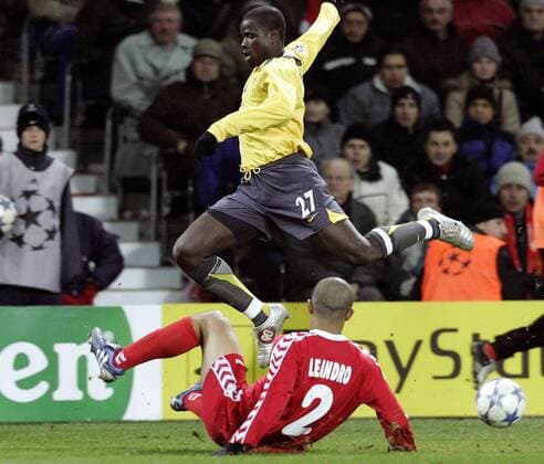 Vieira Leandro (Thun, u.) gegen Emmanuel Eboue (Arsenal) Fußball EC 1 Herren Champions League 2005 2006, FC Thun - Arsenal FC London 0:1 Gruppe Bern Dynamik, Kampf,