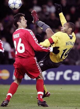 Thierry Henry (Arsenal, re.) gegen Selver Hodzic (Thun) Fußball EC 1 Herren Champions League 2005 2006, FC Thun - Arsenal FC London 0:1 Gruppe Bern Dynamik,