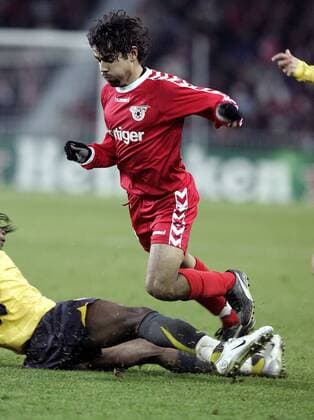 Adriano Pimenta (Thun, re.) wird von einem Gunner gegrätscht Fußball EC 1 Herren Champions League 2005 2006, FC Thun - Arsenal FC London 0:1 Gruppe Bern Dynamik,