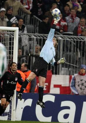 Torwart Oliver Kahn (Bayern) faustet den Ball aus der Gefahrenzone Fußball EC 1 Herren Champions League 2005 2006, FC Bayern München Einzelbild München Abwehr, Höhe, Dynamik,