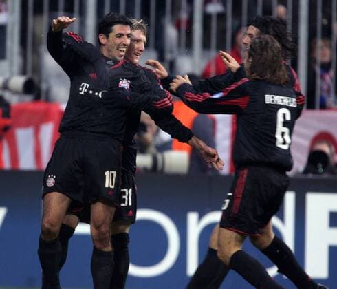 Torjubel Bayern, v.li.: Roy Makaay, Bastian Schweinsteiger, Claudio Pizarro, Martin Demichelis Fußball EC 1 Herren Champions League 2005 2006, FC Bayern München Gruppe München Freude,