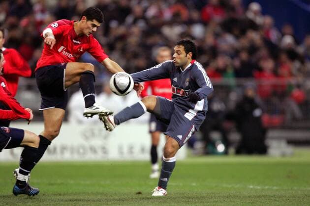 Efstathios Tavlaridis (Lille, li.) gegen Fabrizio Miccoli (Benfica Lissabon) Fußball EC 1 Herren Champions League 2005 2006, OSC Lille - Benfica Lissabon 0:0 Gruppe pan11534 Paris Dynamik,  
