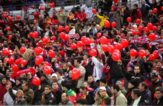 Gemischter Fanblock beim Champions League Spiel OSC Lille gegen Benfica Lissabon Fußball EC 1 Herren Champions League 2005 2006, OSC Lille - Benfica Lissabon 0:0 Totale pan11534 Paris  