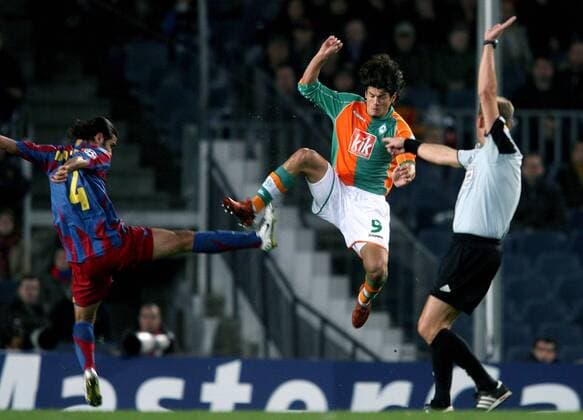 Das Foulspiel von Rafael Marquez (FC Barcelona, li.) an Nelson Haedo Valdez (Bremen) wird von Schiedsrichter Claus Bo Larsen (Dänemark) sofort geahndet Fußball EC 1 Herren Champions League 2005 2006, FC Barcelona - SV Werder Bremen 3:1, Barca Gruppe pan11536 Barcelona Dynamik, Kampf,  