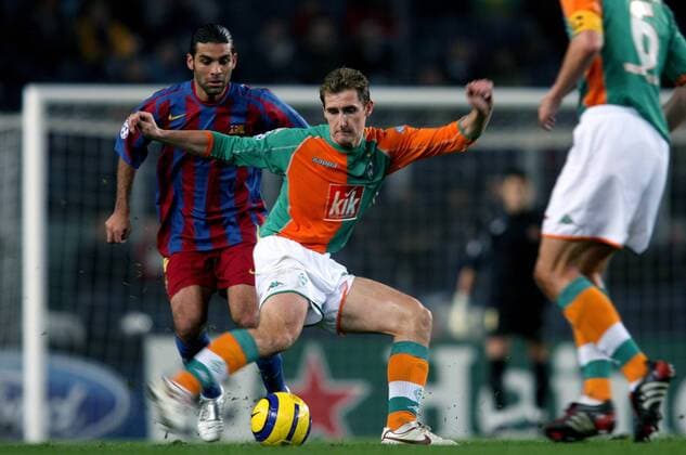 Miroslav Klose (Bremen, re.) gegen Rafael Marquez (FC Barcelona) Fußball EC 1 Herren Champions League 2005 2006, Barca - SV Werder Bremen 3:1 Gruppe pan11536 Barcelona Dynamik,  