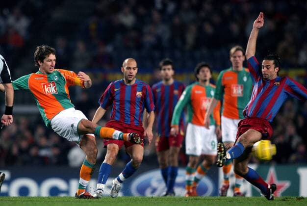 Frank Baumann (Bremen, li.) gegen Gabri (Mitte) und Thiago Motta (beide FC Barcelona) Fußball EC 1 Herren Champions League 2005 2006, Barca - SV Werder Bremen 3:1 Gruppe pan11536 Barcelona Dynamik,  