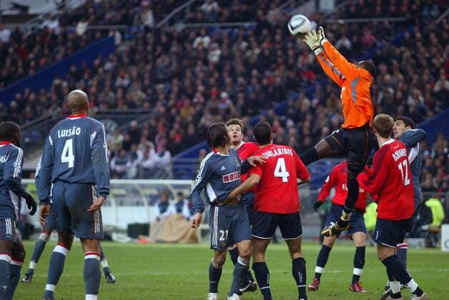 Torwart Tony Sylva (Benfica Lissabon) setzt sich gegen Freund und Feind durch Fußball EC 1 Herren Champions League 2005 2006, OSC Lille - Benfica Lissabon 0:0 Totale pan11537 Paris Höhe, Dynamik,  