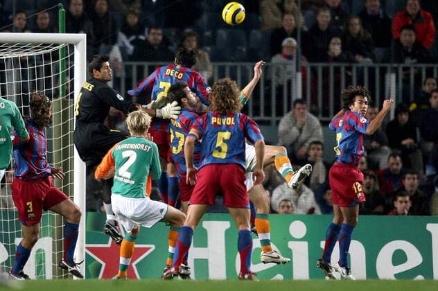Deco rettet vor seinem Torwart Victor Valdes (beide FC Barcelona) und einem Bremer Spieler Fußball EC 1 Herren Champions League 2005 2006, Barca - SV Werder Bremen 3:1 Gruppe pan11536 Barcelona Dynamik, Abwehr,  
