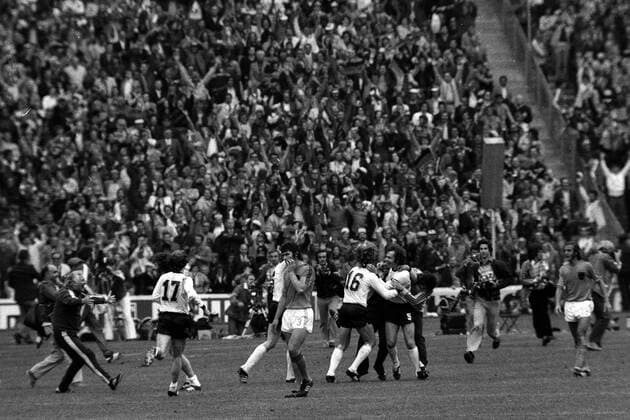 Deutschland ist Weltmeister, Wim van Hanegem (vorn, Niederlande) enttäuscht Fußball WM Herren Weltmeisterschaft 1974, Länderspiel, Nationalmannschaft, Nationalteam, Nationaltrikot, Vneg, Vsw Totale Finale, Endspiel München Freude, Begeisterung,