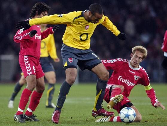 Thierry Henry (Arsenal, Mitte) gegen Silvan Aegerter (re.) und Adriano Pimenta (beide Thun) Fußball EC 1 Herren Champions League 2005 2006, FC Thun - Arsenal FC London 0:1 Gruppe Bern Dynamik,