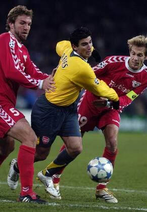 Jose Antonio Reyes (Arsenal, Mitte) gegen Silvan Aegerter (re.) und Ljubo Milicevic (beide Thun) Fußball EC 1 Herren Champions League 2005 2006, FC Thun - Arsenal FC London 0:1 Gruppe Bern Dynamik,