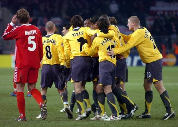 Torjubel Arsenal mit Phillipe Senderos (re.) Fußball EC 1 Herren Champions League 2005 2006, FC Thun - Arsenal FC London 0:1 Gruppe Bern Freude,