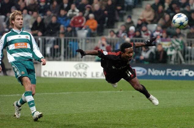 Ze Roberto (Bayern, re.) - Flugkopfball, daneben Andreas Ivanschitz (Rapid Wien) Fußball EC 1 Herren Champions League 2005 2006, FC Bayern München - SK Rapid Wien 4:0 Gruppe München Dynamik,