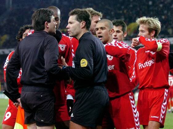 Schiedsrichter Lucilio Cortez Batista (re.) und Linienrichter Joao Ferreira Dos Santos (beide Portugal) werden heftig bedrängt - u.a. von Vieira Leandro (3.v.re.) und Silvan Aegerter (beide Thun) Fußball EC 1 Herren Champions League 2005 2006, FC Thun Gruppe Bern