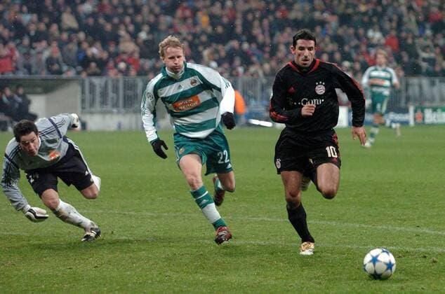 Roy Makaay (Bayern, re.) vorbei an Radek Bejbl und Torwart Helge Payer (beide Rapid Wien) Fußball EC 1 Herren Champions League 2005 2006, FC Bayern München - SK Rapid Wien 4:0 Gruppe München Dynamik,