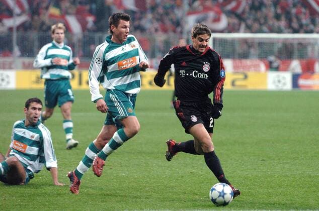 Sebastian Deisler (Bayern, re.) gegen Markus Katzer (Rapid Wien, Mitte) Fußball EC 1 Herren Champions League 2005 2006, FC Bayern München - SK Rapid Wien 4:0 Gruppe München Dynamik,