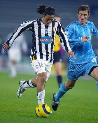 Mauro Camoranesi (Juventus, li.) gegen Ivan Gvozdenovic (FC Brügge) Fußball EC 1 Herren Champions League 2005 2006, Juventus Turin - Club Brügge KV 1:0, Juve Gruppe Turin Dynamik,