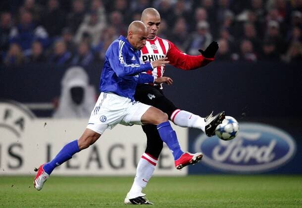 Gustavo Varela (Schalke, li.) gegen Alex (Eindhoven) Fußball EC 1 Herren Champions League 2005 2006, FC Schalke 04 - PSV Eindhoven Gruppe Gelsenkirchen Dynamik,