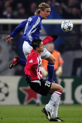 Christian Poulsen (Schalke, hi.) gegen Ibrahim Afellay (Eindhoven) Fußball EC 1 Herren Champions League 2005 2006, FC Schalke 04 - PSV Eindhoven Gruppe Gelsenkirchen Dynamik, Höhe, Kampf,