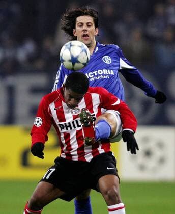 Mladen Krstajic (Schalke, hi.) mit gestrecktem Bein gegen Jefferson Farfan (Eindhoven) Fußball EC 1 Herren Champions League 2005 2006, FC Schalke 04 - PSV Eindhoven Gruppe Gelsenkirchen Dynamik, Kampf,