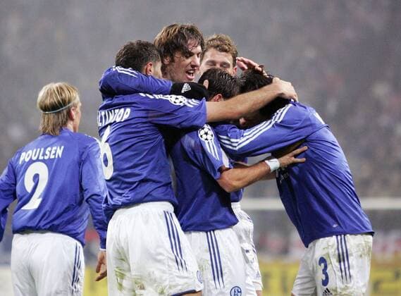 Torjubel Schalke, v. li.: der dreifache Torschütze Levan Kobiashvili, Lincoln, Bordon (hi.), Mladen Krstajic, Hamit Altintop und Poulsen Fußball EC 1 Herren Champions League 2005 2006, FC Schalke 04 Gruppe Gelsenkirchen Freude,