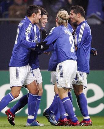 Torjubel Schalke, v. li.: Kevin Kuranyi, Levan Kobiashvili, Christian Poulsen und Hamit Altintop Fußball EC 1 Herren Champions League 2005 2006, FC Schalke 04 Gruppe Gelsenkirchen Freude,