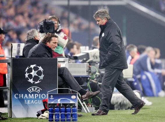 Trainer Guus Hiddink (re.) mit seinen Assistenten Rene Eijkelkamp (Mitte) und Fred Rutten Fußball EC 1 Herren Champions League 2005 2006, PSV Eindhoven Gruppe Gelsenkirchen