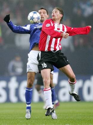 Theo Lucius (Eindhoven, re.) gegen Kevin Kuranyi (Schalke) Fußball EC 1 Herren Champions League 2005 2006, FC Schalke 04 - PSV Eindhoven 3:0 Gruppe Gelsenkirchen Dynamik,