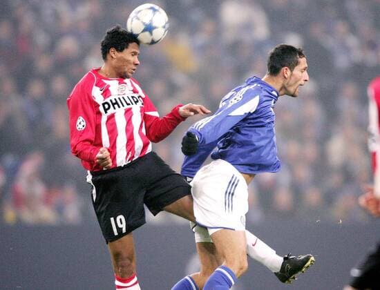Michael Lamey (Eindhoven, li.) gegen Kevin Kuranyi (Schalke) Fußball EC 1 Herren Champions League 2005 2006, FC Schalke 04 - PSV Eindhoven 3:0 Gruppe Gelsenkirchen Dynamik,