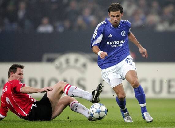 Lincoln (Schalke, re.) vorbei an Andre Ooijer (Eindhoven) Fußball EC 1 Herren Champions League 2005 2006, FC Schalke 04 - PSV Eindhoven 3:0 Gruppe Gelsenkirchen Dynamik,