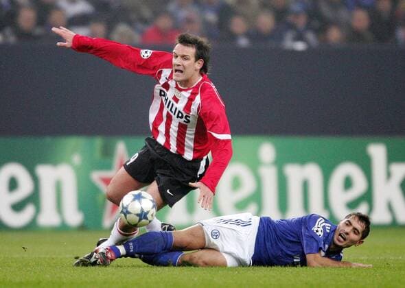 Jan Vennegoor of Hesselink (Eindhoven, li.) wird von Hamit Altintop (Schalke) gefoult Fußball EC 1 Herren Champions League 2005 2006, FC Schalke 04 - PSV Eindhoven 3:0 Gruppe Gelsenkirchen Dynamik, Kampf,