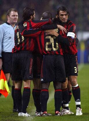 Clarence Seedorf (Mitte), Paolo Maldini (re.) und Alberto Gilardino (alle Milan) - Torjubel -  Fußball EC 1 Herren Champions League 2005 2006, AC Mailand Gruppe Istanbul Freude,