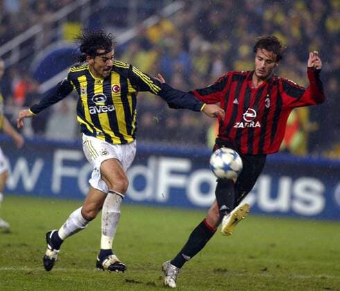 Servet Cetin (Fenerbahce, li.) gegen Alberto Gilardino (Milan) -  Fußball EC 1 Herren Champions League 2005 2006, Fenerbahce Istanbul - AC Mailand 0:4 Gruppe Istanbul Dynamik,