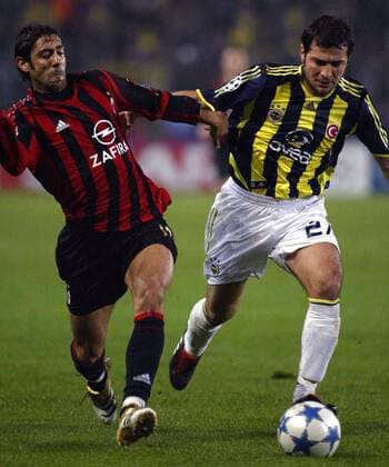 Kemal Aslan (Fenerbahce, re.) gegen Rui Costa (Milan) -  Fußball EC 1 Herren Champions League 2005 2006, Fenerbahce Istanbul - AC Mailand 0:4 Gruppe Istanbul Dynamik,