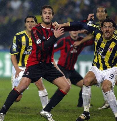 Alberto Gilardino (Milan, li.) gegen Servet Cetin (Fenerbahce) -  Fußball EC 1 Herren Champions League 2005 2006, Fenerbahce Istanbul - AC Mailand 0:4 Gruppe Istanbul Dynamik,