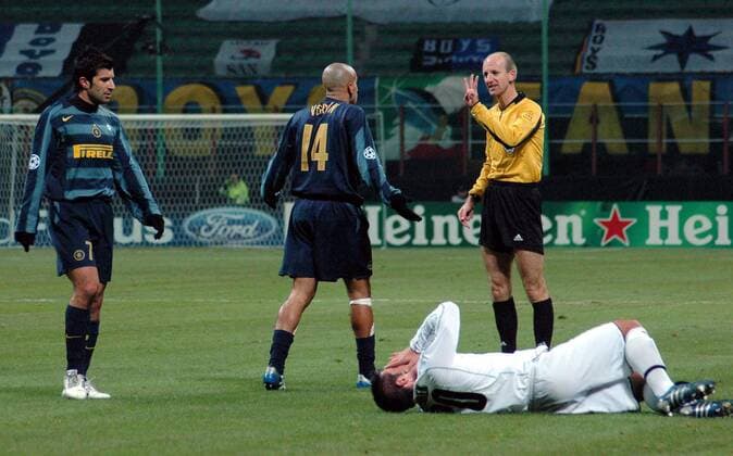 Schiedsrichter Michael Riley (England) zeigt Juan Sebastian Veron (Mitte) die Anzahl seiner Fouls an, daneben Luis Figo (beide Inter) und davor der verletzt am Boden liegende Branislav Fodrek (Artmedia Bratislava) -  Fußball EC 1 Herren Champions League 2005 2006, FC Internazionale Mailand - Artmedia Bratislava 4:0 Gruppe FC Petrzalka Mailand