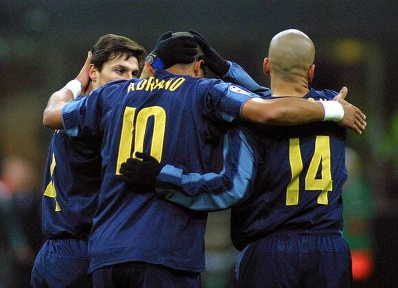 Torjubel Inter, v. re.: Juan Sebastian Veron, Torschütze Adriano und Javier Zanetti -  Fußball EC 1 Herren Champions League 2005 2006, FC Internazionale Mailand Gruppe Mailand Freude,